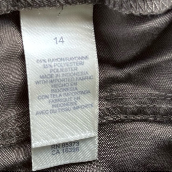 First Issue by Liz Claiborne Brown Cropped Pants Printed Scarf Belt Size 14 - Picture 9 of 9